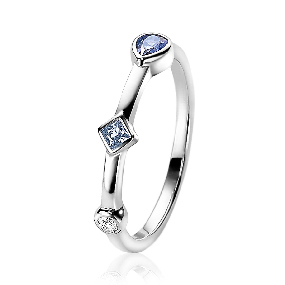 Anello in argento con tre pietre preziose, una blu a forma di cuore, una quadrata e una trasparente.