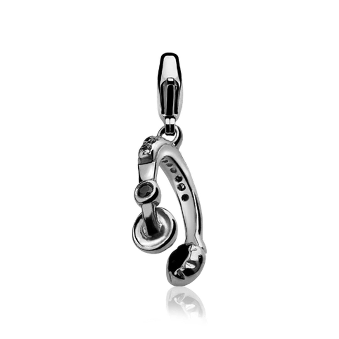De Zinzi Hangers Zilver Charms256 is een zilveren bedel in de vorm van een ouderwetse draaitelefoon, compleet met gedetailleerd oortje en microfoon. Deze elegante bedel heeft een lus aan de bovenkant om aan armbanden of kettingen te bevestigen.