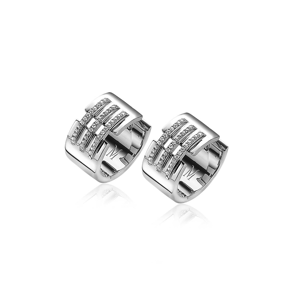 Orecchini in argento con design geometrico e dettagli incisi.