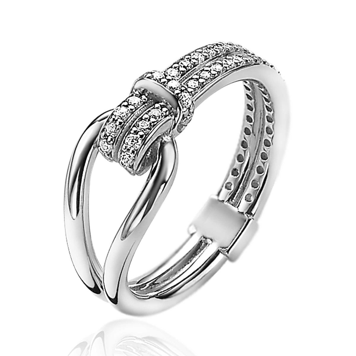 Anello in argento con dettagli brillanti e design intrecciato.