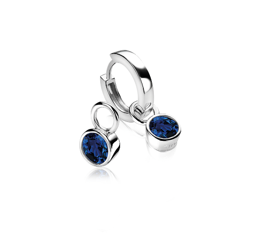 Orecchini in argento con pendenti rotondi e pietre blu.