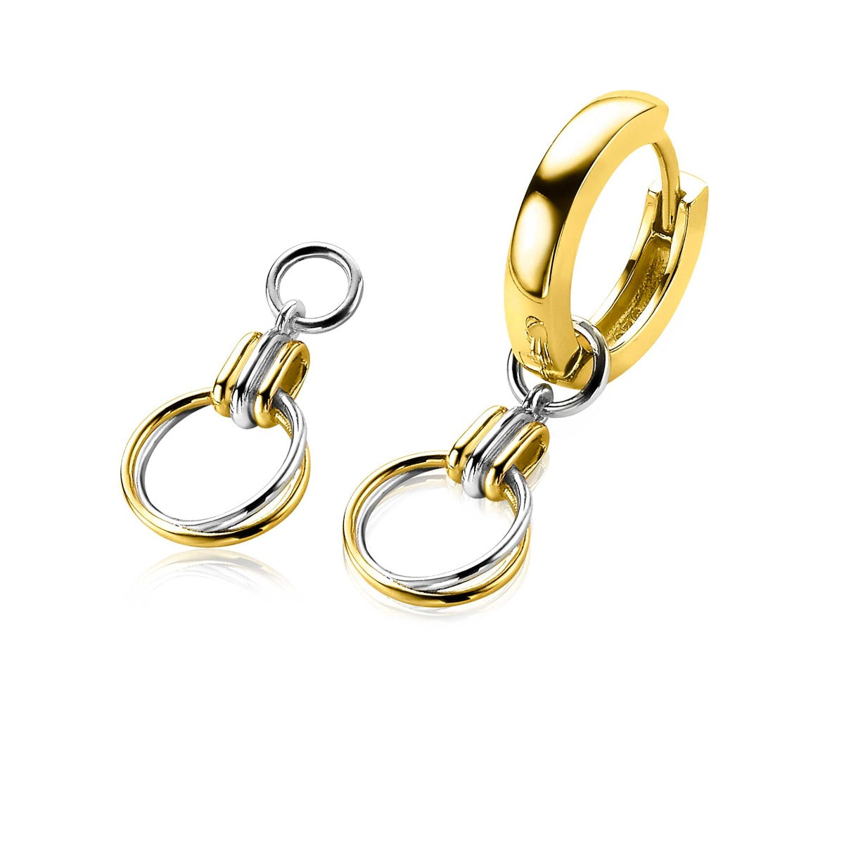 Orecchini placcati oro con chiusura a cerchio e pendenti in metallo argentato.