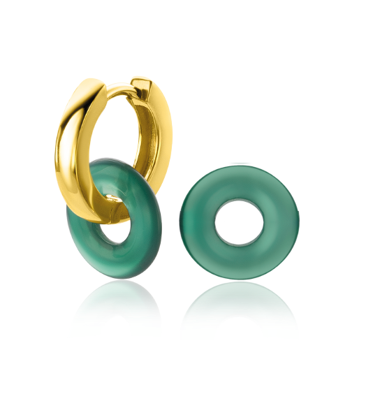 Orecchini alla creola in oro con pendenti tondi in resina verde.