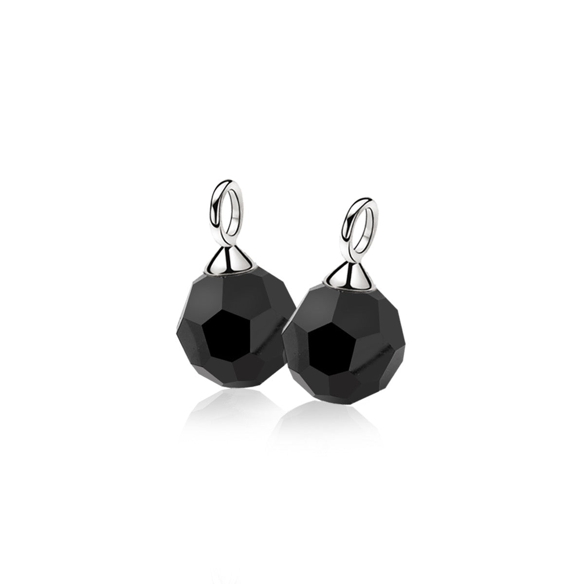 Orecchini in argento con pendenti neri a forma di sfere sfaccettate.