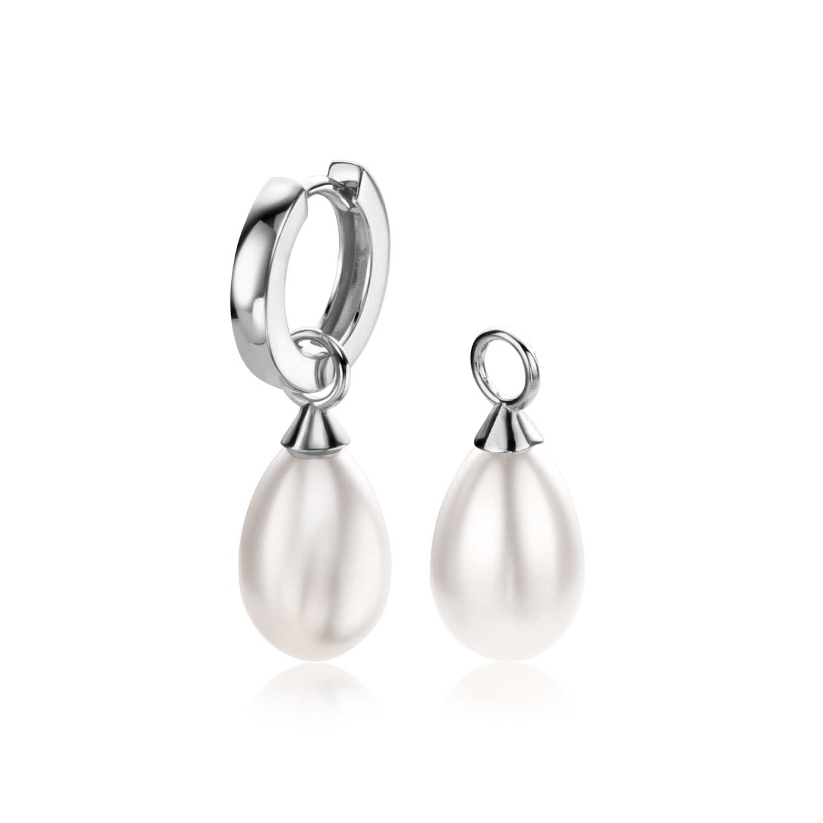 Orecchini in argento con perla a goccia e chiusura a cerchio.