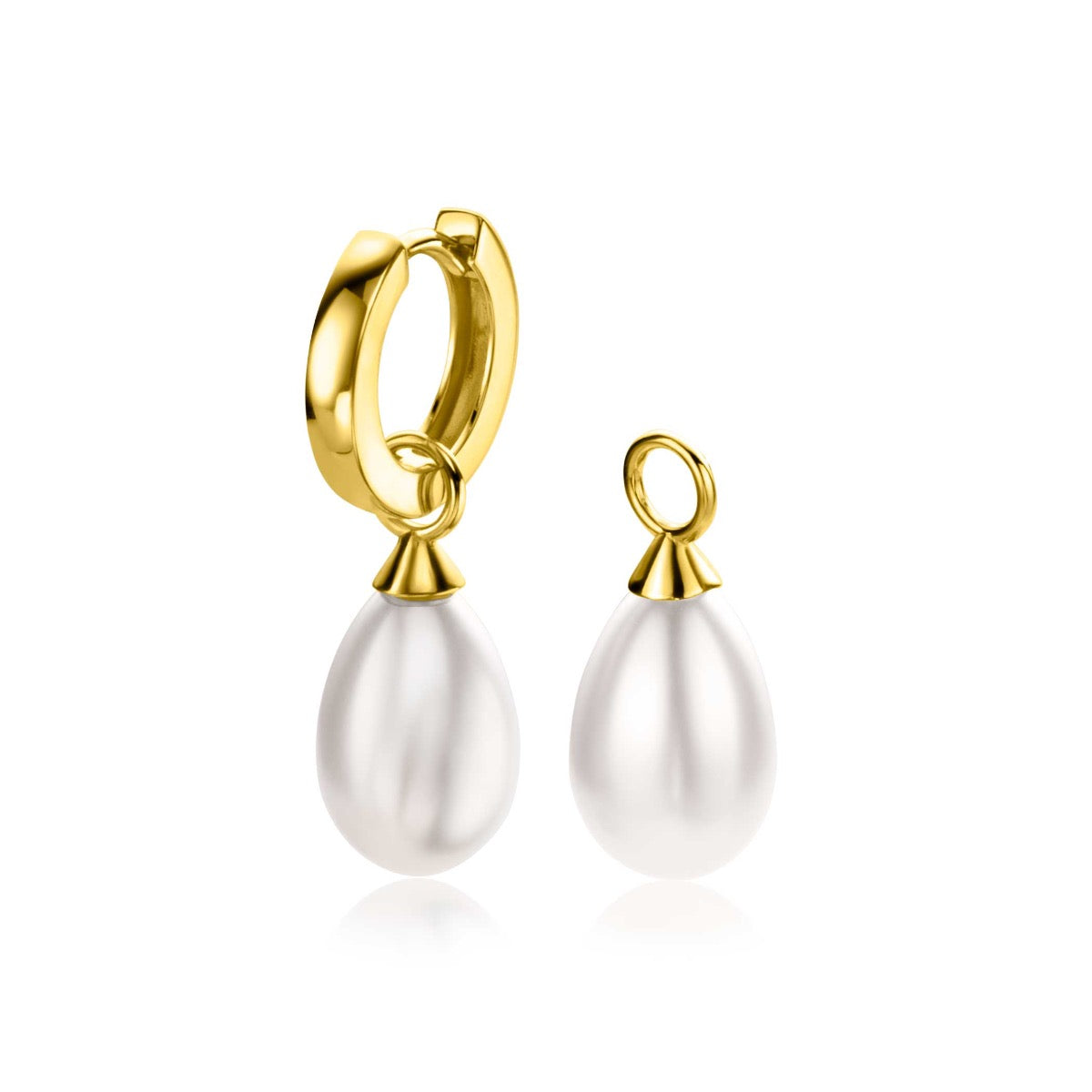 Orecchini in oro con perle bianche a goccia e dettagli dorati.