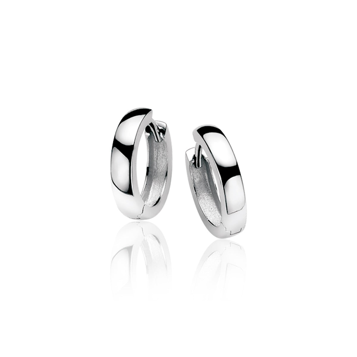 Orecchini in argento con design lucido e forma a cerchio.