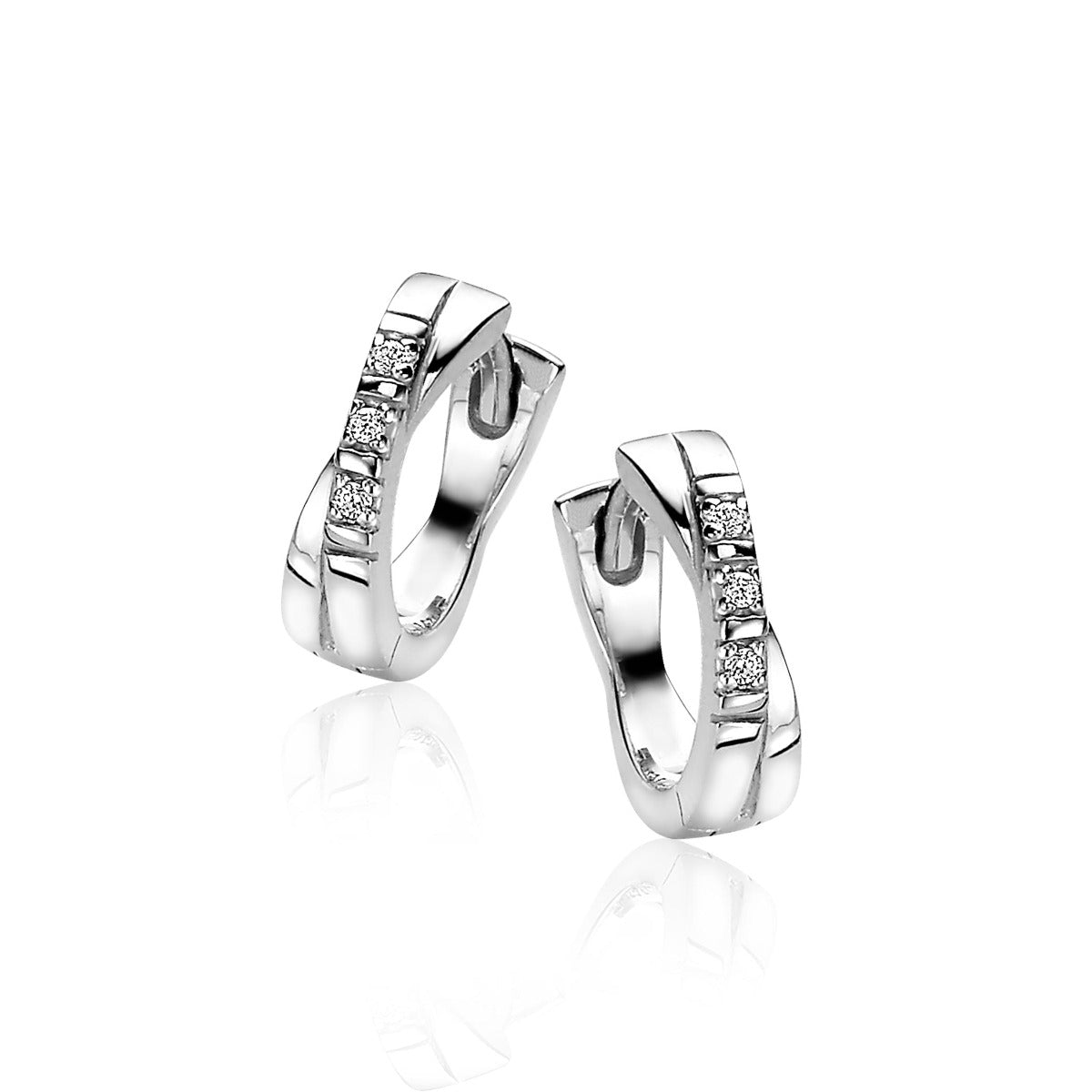 Orecchini in argento con design intrecciato e dettagli di zirconi.
