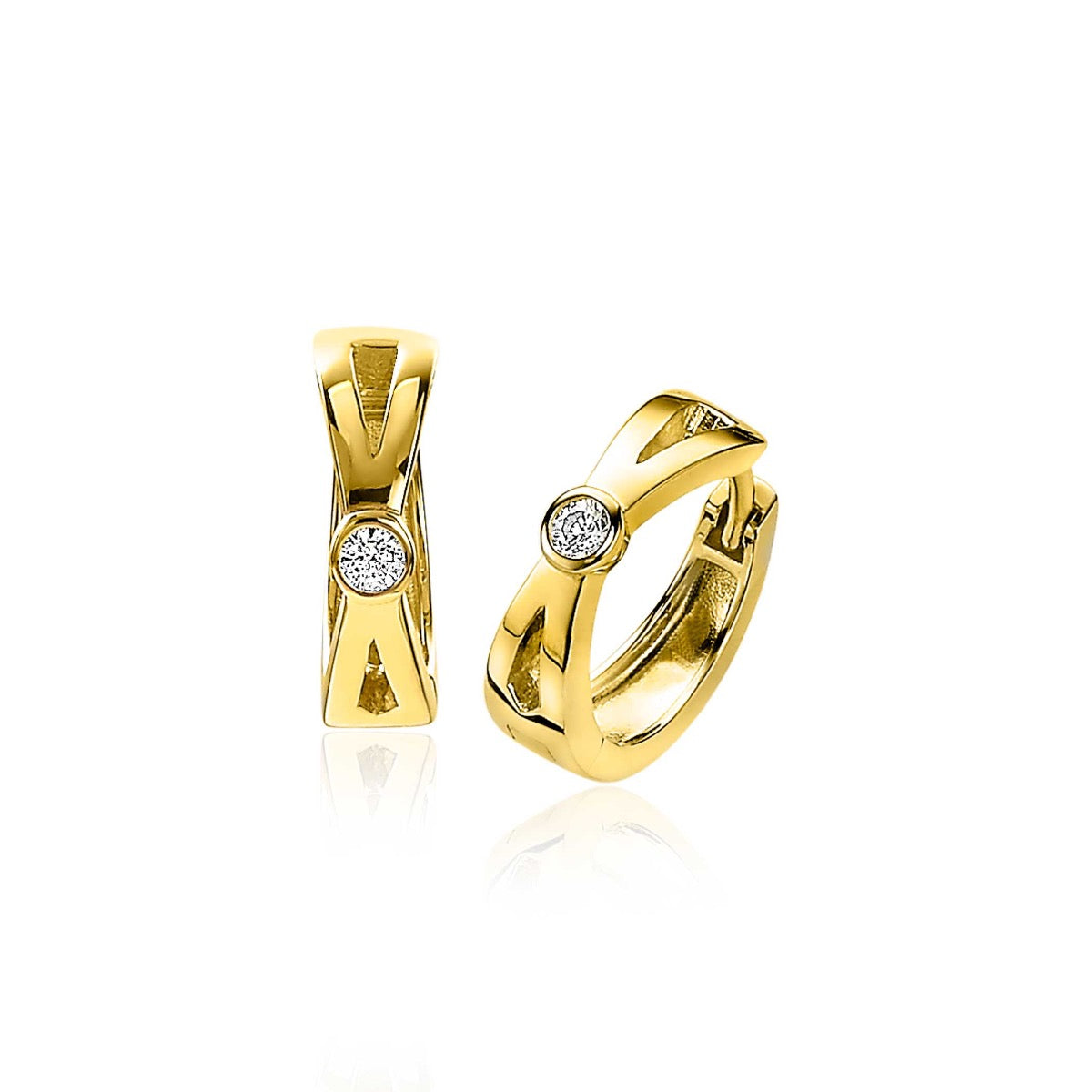 Orecchini in oro con un design intrecciato e un brillante centrale.