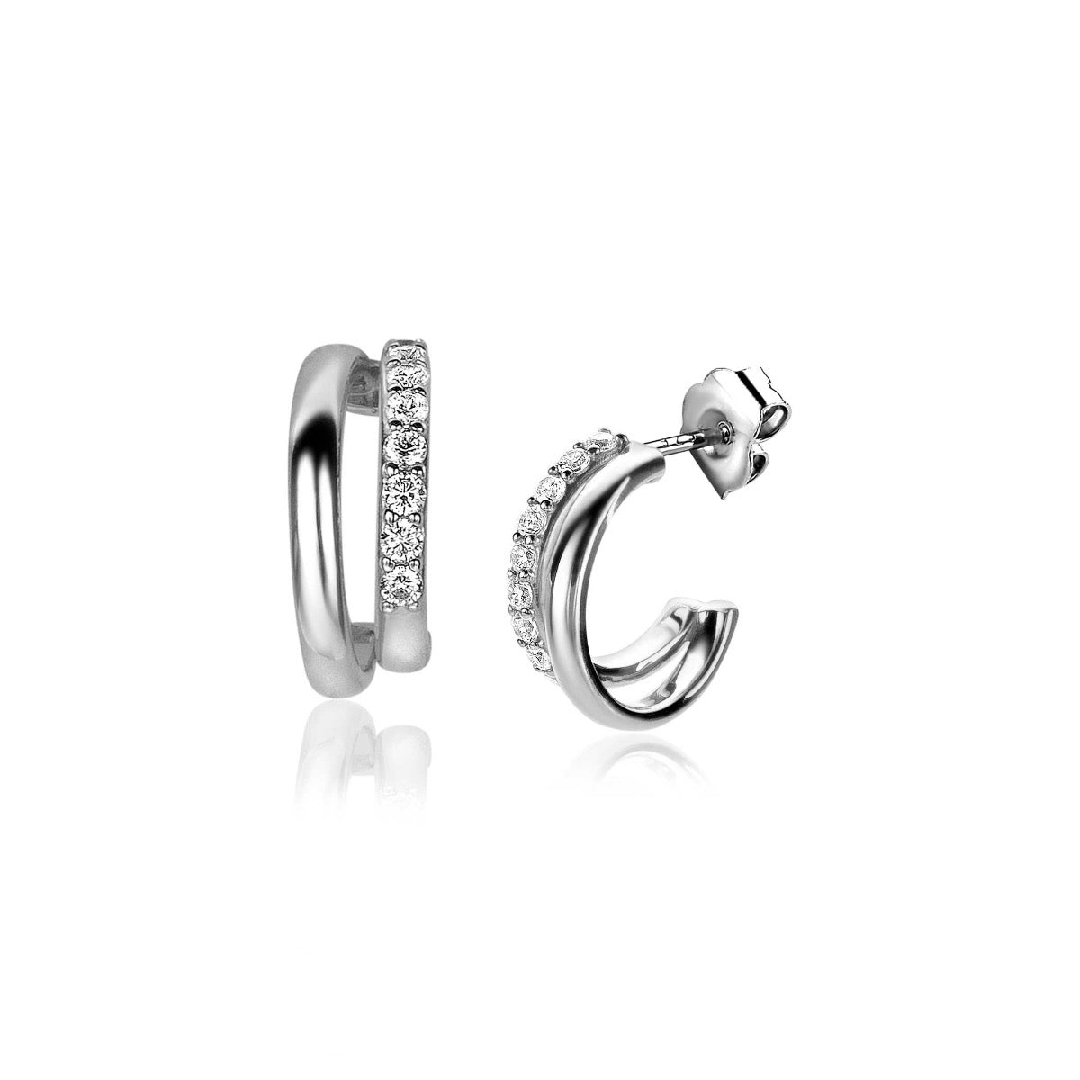 Orecchini in argento con zirconi, forma a cerchio con dettagli lucidi.