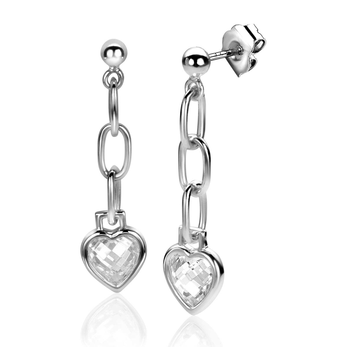 Orecchini in argento con pendente a forma di cuore e catena.