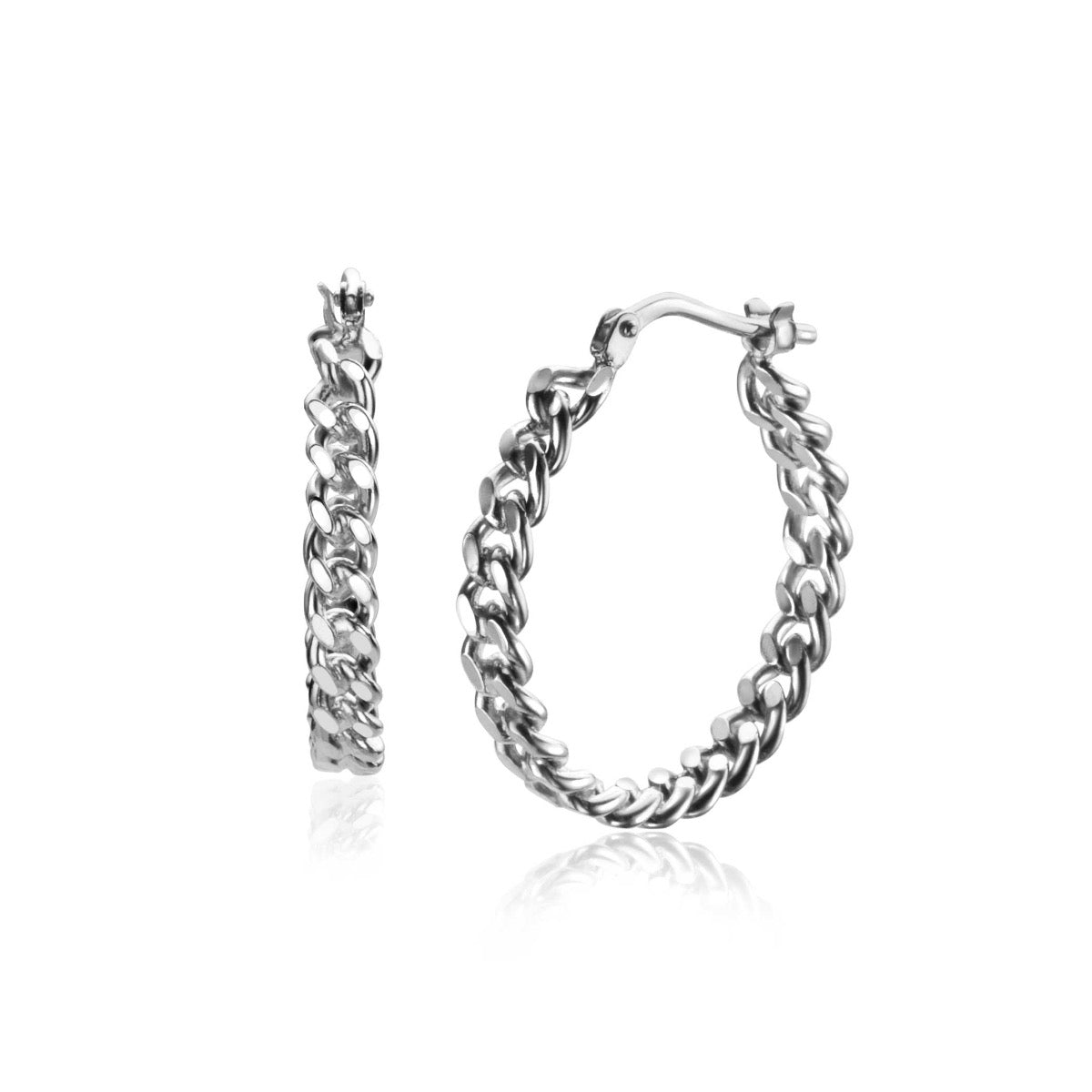 Orecchini alla creola in argento con maglia rolò, design elegante e lucido.