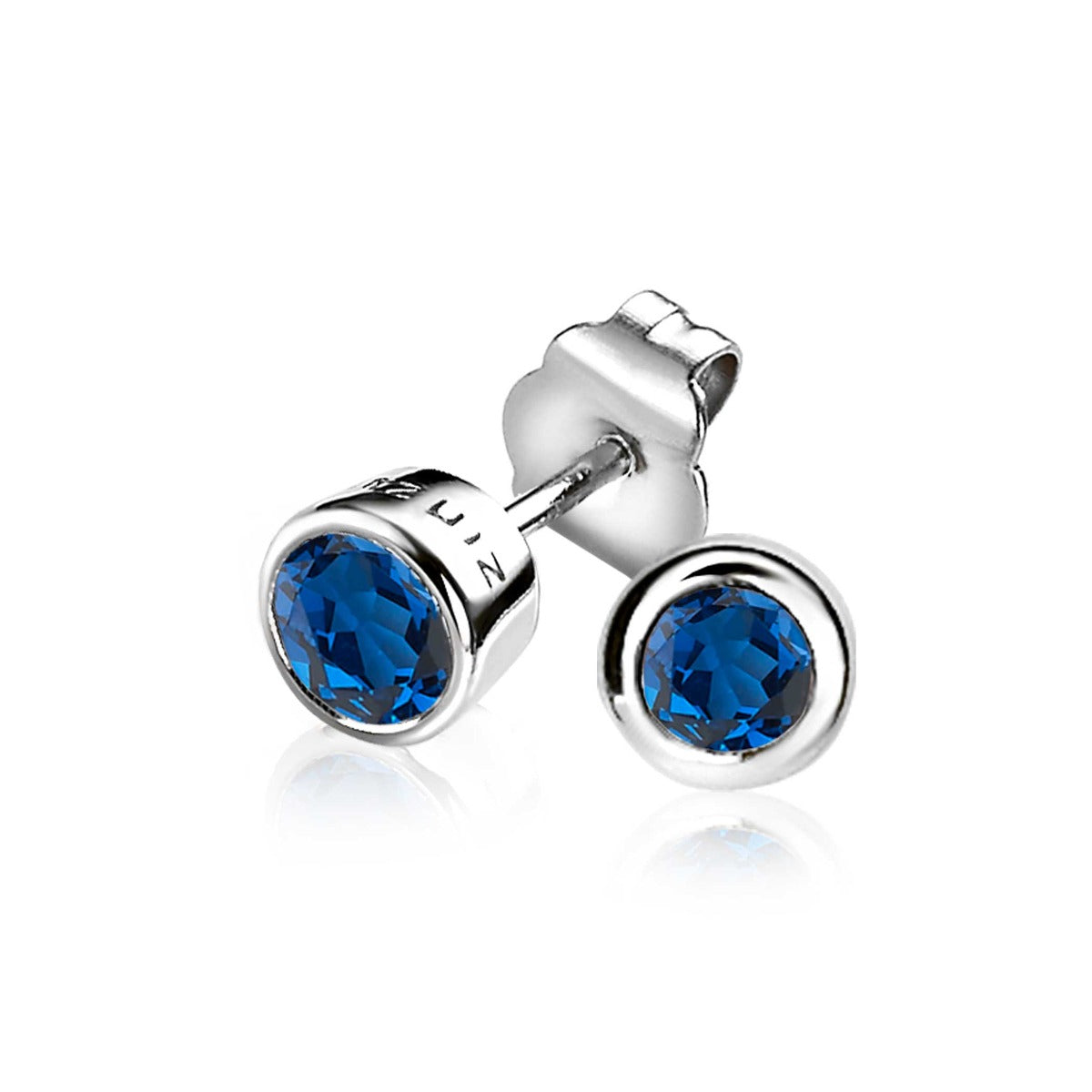 Orecchini in argento con pietra blu brillante e chiusura a farfallina.