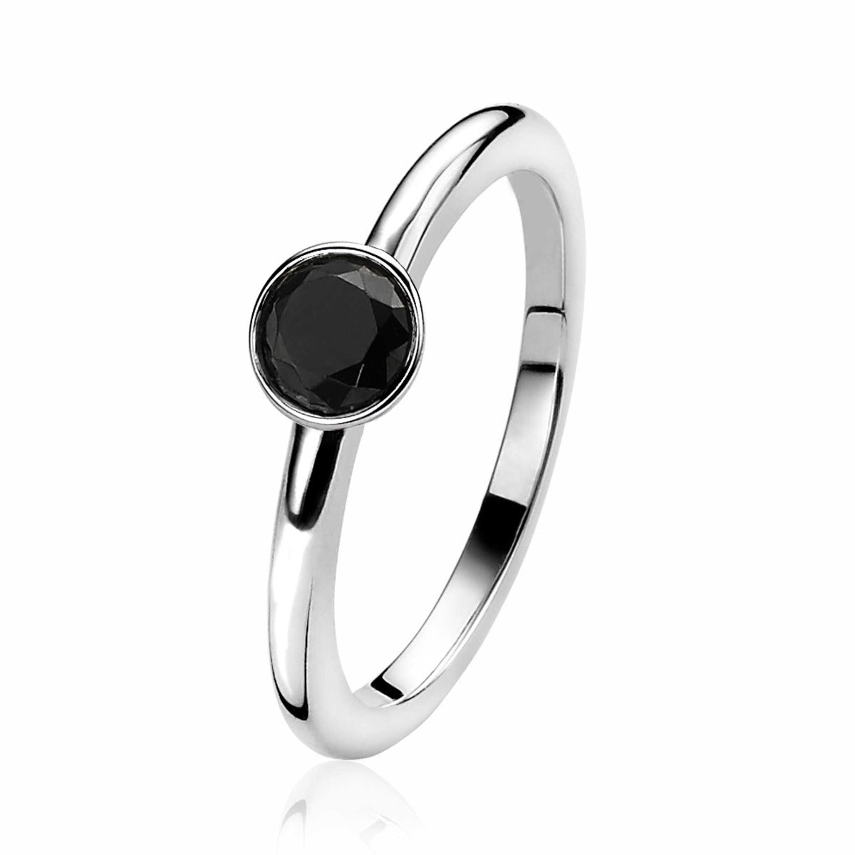 Anello in argento con pietra nera rotonda al centro.