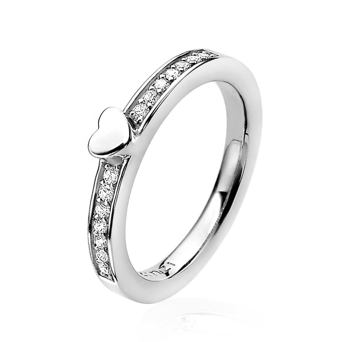 Anello in argento con cuore e zirconi, finitura lucida.