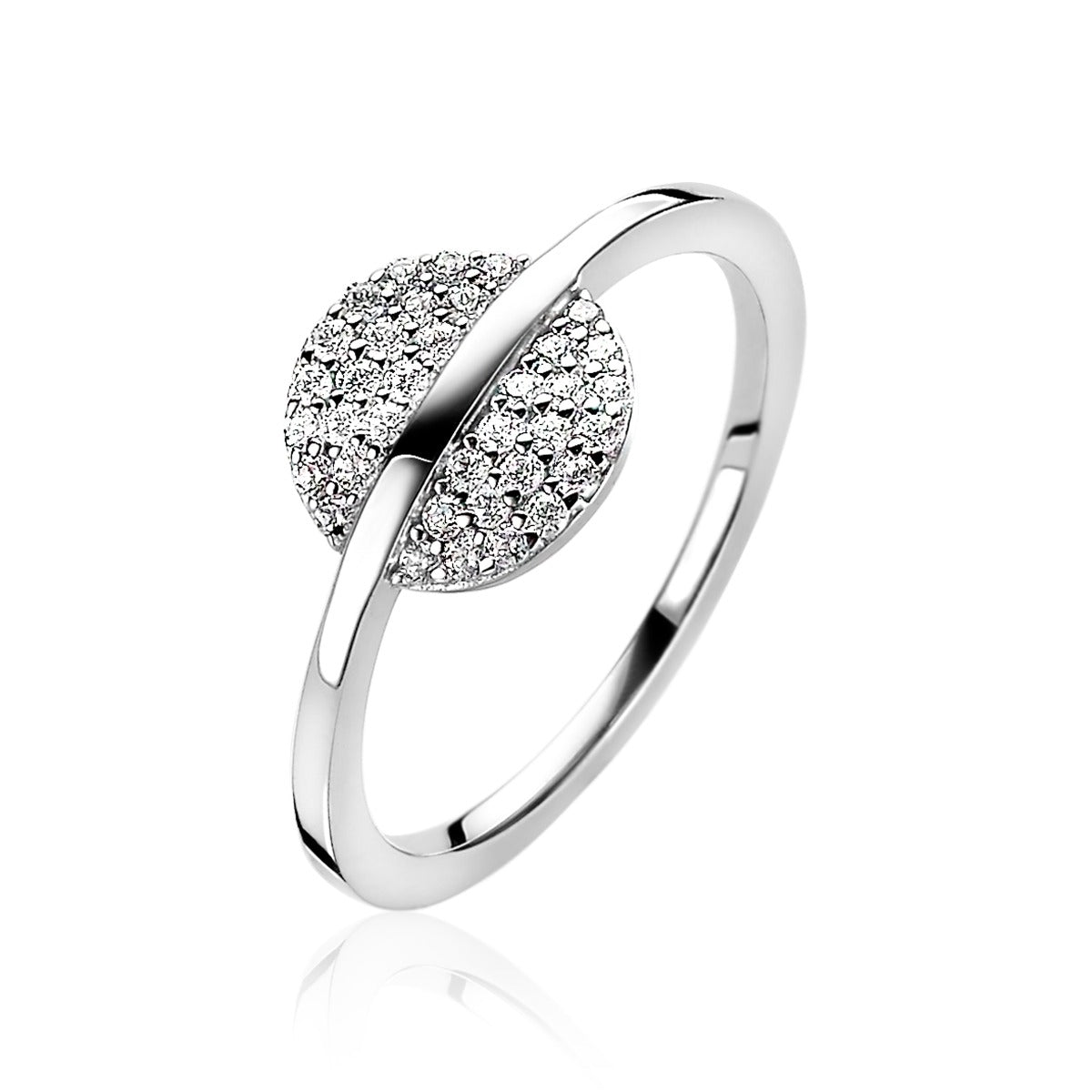 Anello in argento con una superficie rotonda decorata da zirconi.