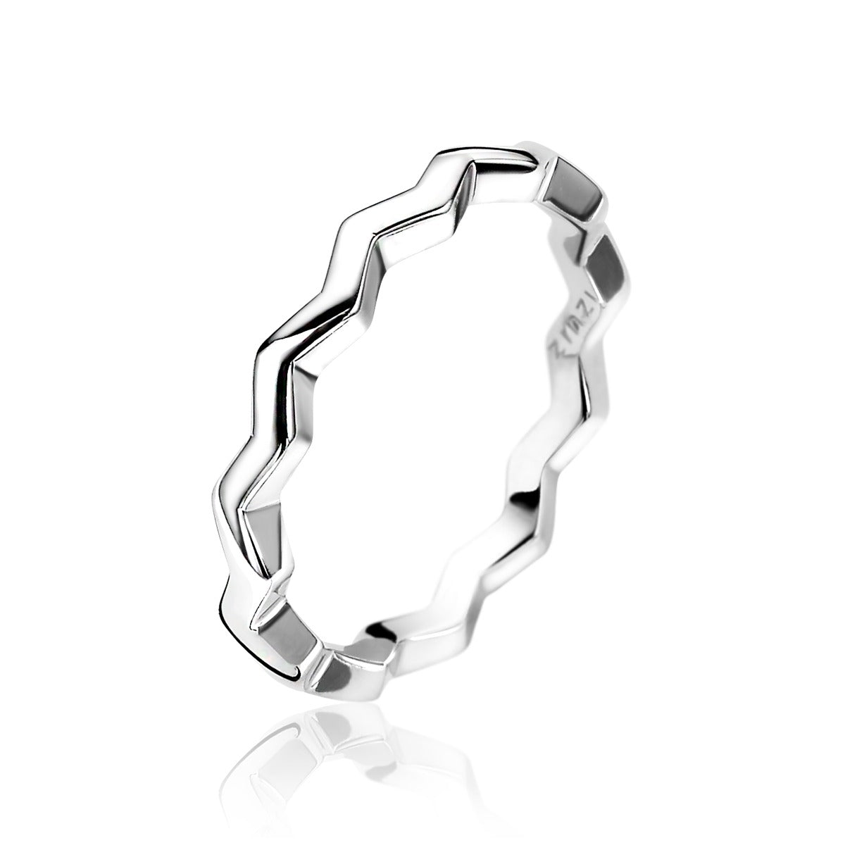Anello in argento con design geometrico ondulato.