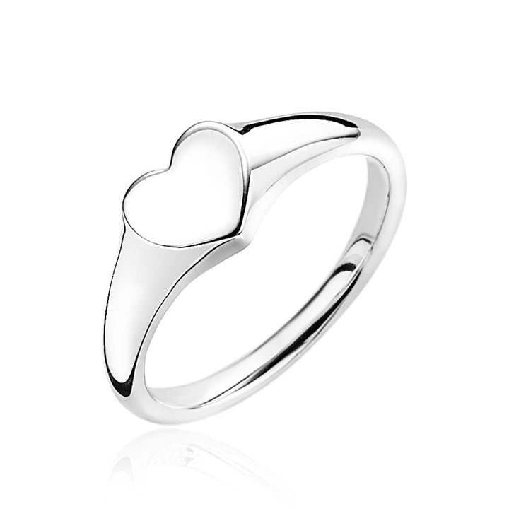 De Zinzi Ring Zilver Zir1666 van Zinzi heeft een gepolijst zilveren hartvormig ontwerp op een effen witte achtergrond.