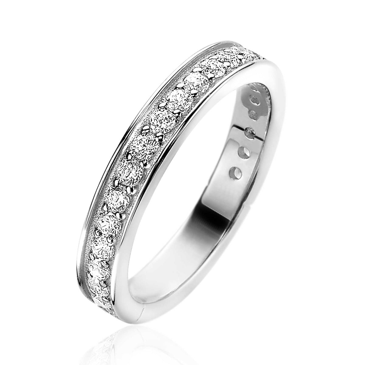 anello in argento con zirconi, finitura lucida e design semplice.