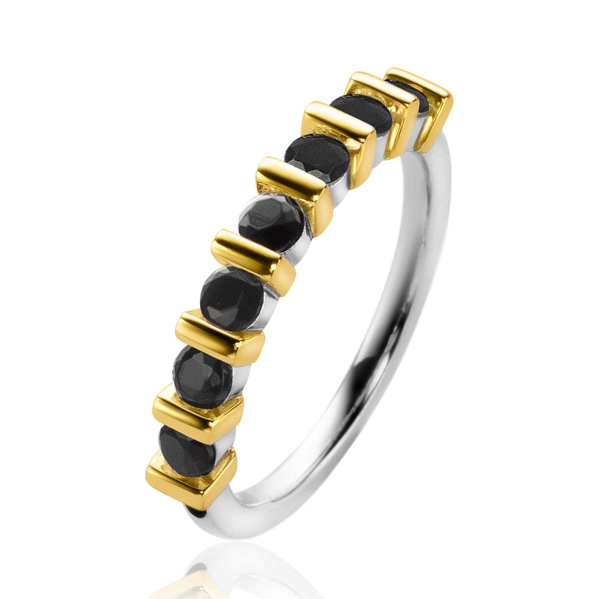Anello placcato oro con pietre nere incastonate.