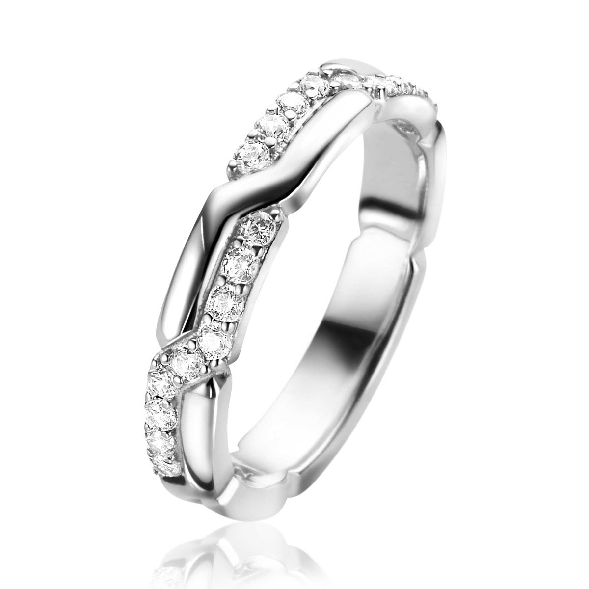 Anello in argento con dettagli intrecciati e pietre brillanti.